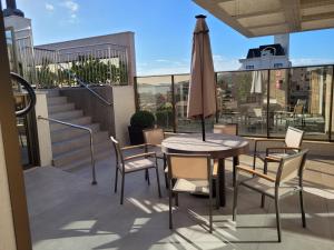 2 suites, completo, luxo, piscina aquecida condominio, 1 quadra mar, ideal para descansar