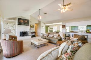 Lakefront Livingston Vacation Rental with Boat Dock!