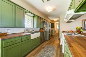 Lakefront Livingston Vacation Rental with Boat Dock!