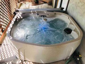 Romantic Honeymoon Hideout with Private hot tub