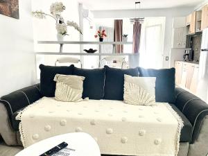 Sunny Holiday Apartment by Alz