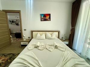 Sunny Holiday Apartment by Alz