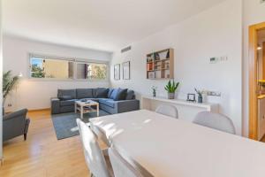 Modern Spacious 3-Bedroom Apt with Pool near Beach