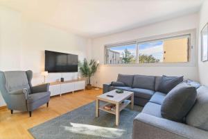 Modern Spacious 3-Bedroom Apt with Pool near Beach