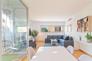 Modern Spacious 3-Bedroom Apt with Pool near Beach