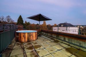 Penthouse in Central Nottingham with Hot tub and Games