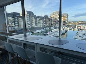 LOOVAEL appartement vue sur port de plaisance ET mer