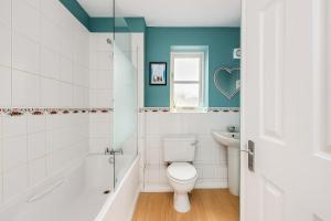 Tattenhoe House with Free Parking, Fast Wifi, Garden and Smart TV by Yoko Property