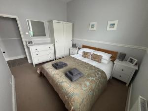 Perfect base for 8, pets allowed