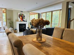 Villa Nature & Douets - aux portes du Mans - 5 chambres climatisées - piscine à débordement et terrain arboré d1 hectare