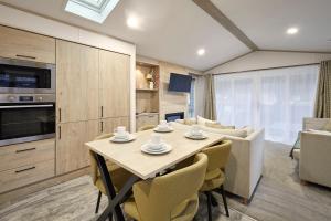 Fir Tree Lodge with Hot Tub