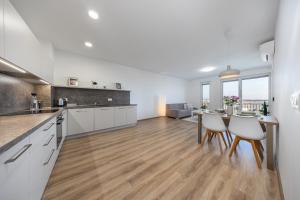 Bratislava SkylineView - Modern Apt & Free Parking