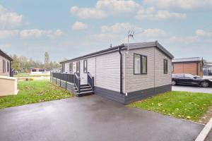 Luna Lodge with Hot Tub