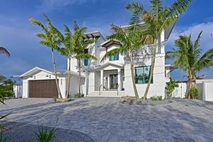 NEW The Stumbling Iguana - Luxury Canal Home - Heated Pool & Spa & Outdoor Kitchen & Rooftop & Golf