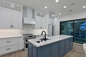 NEW The Stumbling Iguana - Luxury Canal Home - Heated Pool & Spa & Outdoor Kitchen & Rooftop & Golf