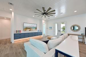 NEW The Stumbling Iguana - Luxury Canal Home - Heated Pool & Spa & Outdoor Kitchen & Rooftop & Golf