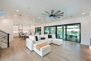 NEW The Stumbling Iguana - Luxury Canal Home - Heated Pool & Spa & Outdoor Kitchen & Rooftop & Golf