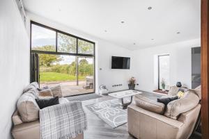 PRIVATE LUXURY BARN IN ITS OWN 0.75ACRES