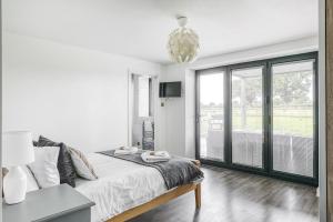 PRIVATE LUXURY BARN IN ITS OWN 0.75ACRES