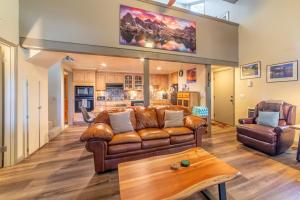 Walk to Village, 1+L2BA; Jacuzzi, Parking, WD