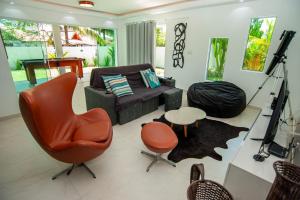 Casa com Piscina, Quadra de Areia e Churrasqueira