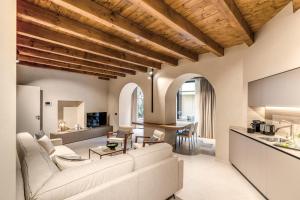 Seety Porta Romana Statue