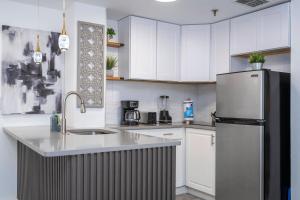 Modern 2BR Near Universal