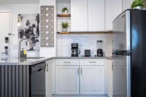 Modern 2BR Near Universal