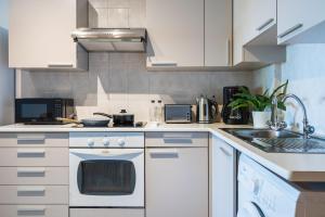 Calina - 3BR Apt W Pool & Balcony in Mackenzie