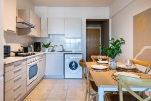 Calina - 3BR Apt W Pool & Balcony in Mackenzie