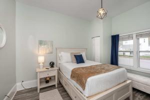 Harrison 3BR, Walk Downtown, Sleeps 6