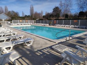 Mobilhome cosy, spacieux au bord de lEure