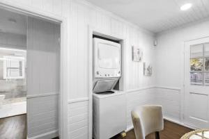 Chic Modern Cottage Near Downtown and Beaches Family