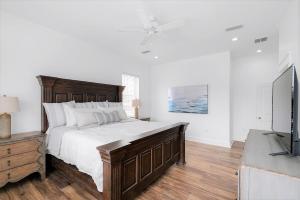 Sundance, Sleeps 18! 1 Block to Beach! Pool and spa!
