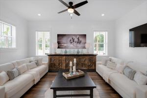 Sundance, Sleeps 18! 1 Block to Beach! Pool and spa!