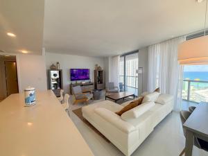 Luxury Ocean View Penthouse 2501 Hallandale Beach