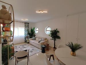 POOL NEST palm breeze condo at citycenter and marina