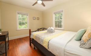 Dog Friendly Lakeside Escape with Hammock and Fire Pit