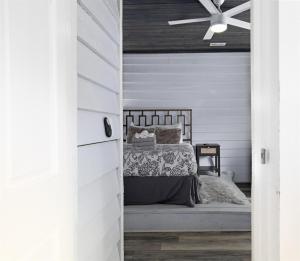 Dog Friendly Lakeside Escape with Hammock and Fire Pit