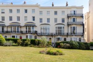 Modern One Bedroom Near the Sea - 26Marine Sq Bluehouse Shortlets Brighton