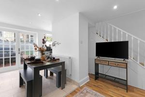 Luxury 3BR 2BA with Hot Tub & Garden by King Cross