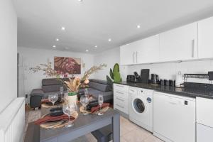 Luxury 3BR 2BA with Hot Tub & Garden by King Cross