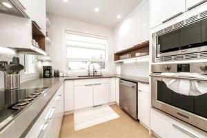 5BDRM Chic Modern Home-Hot Tub-King Bed-AC-Garage