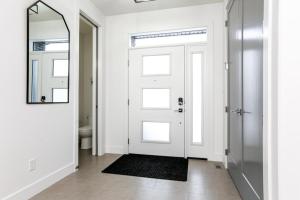 5BDRM Chic Modern Home-Hot Tub-King Bed-AC-Garage