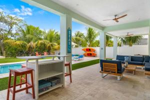 Emerald Oasis Deluxe Waterfront Gem, Heated Pool with Dock
