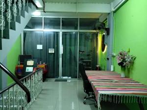 A classic hostel next to W district food market