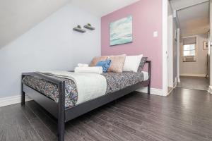 Stylish Ottawa Getaway for 5