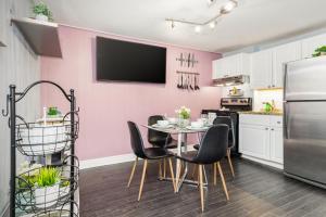 Stylish Ottawa Getaway for 5