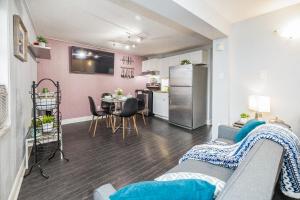 Stylish Ottawa Getaway for 5
