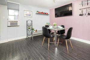Stylish Ottawa Getaway for 5